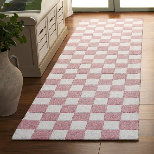 Safavieh Ebony 2'-3" x 8'-0" Rug in Pink / Ivory