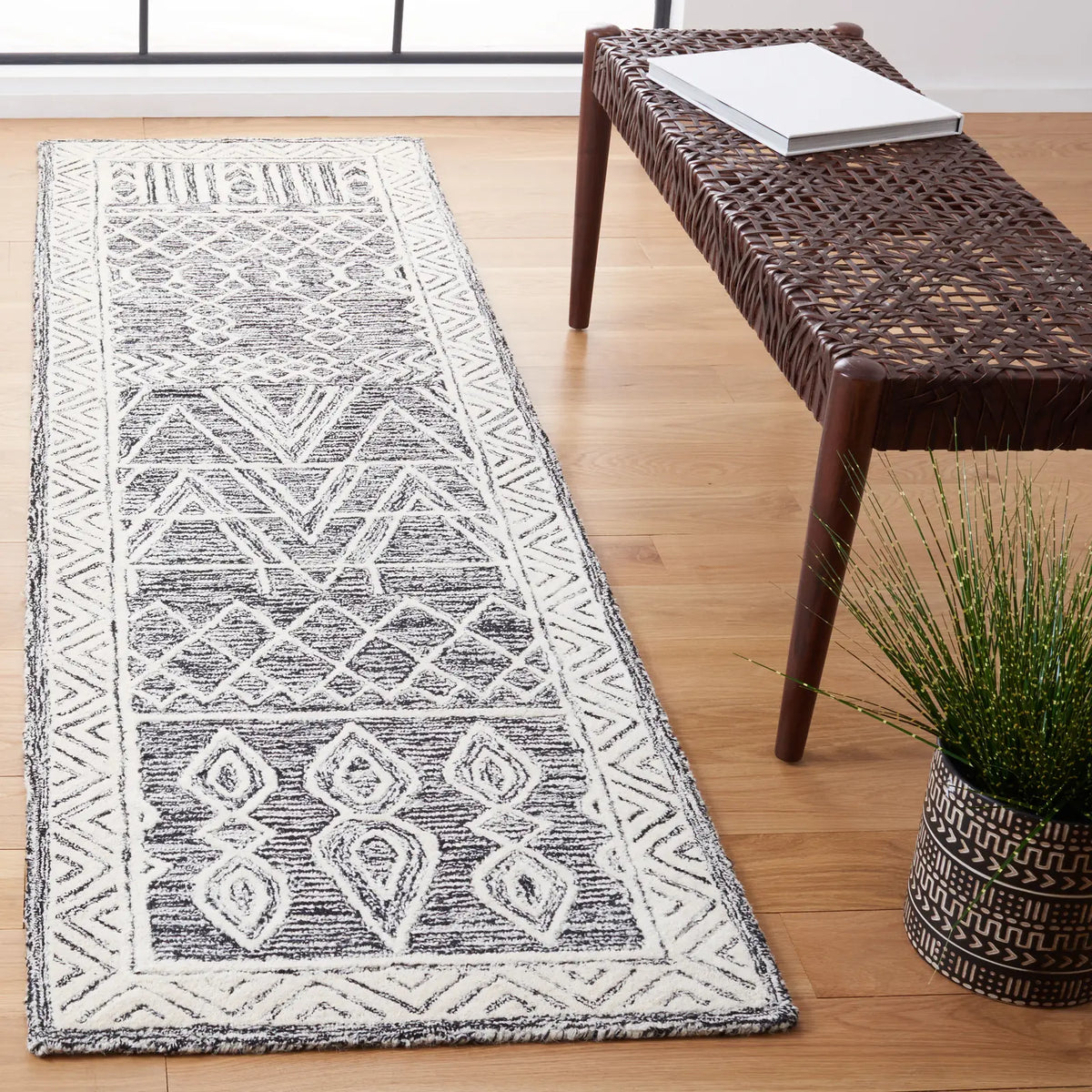Safavieh Abstract 2'-3" x 8'-0" Rug in Ivory / Black