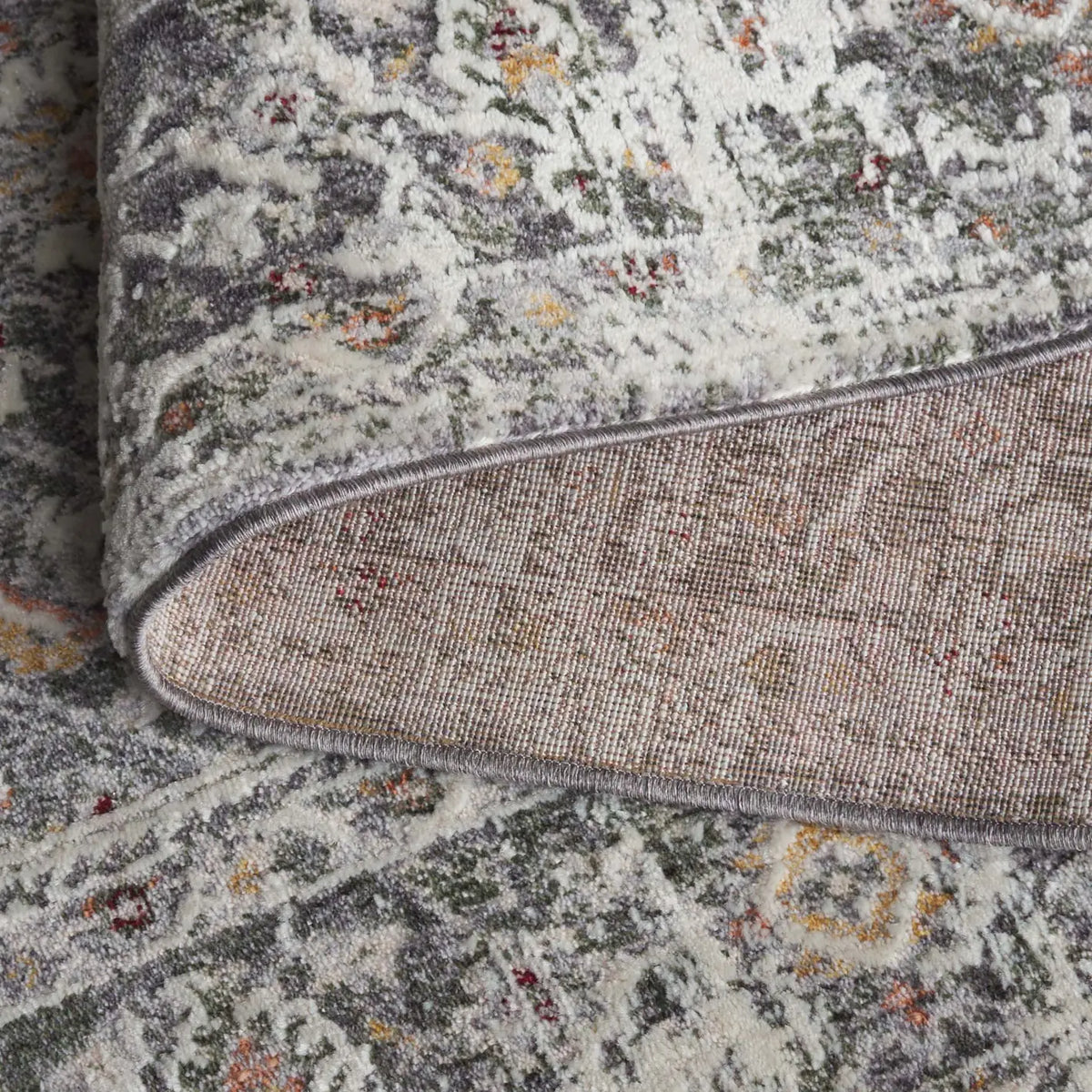 Safavieh Serena 200 5'-3" x 7'-6" Rug in Dark Grey / Ivory