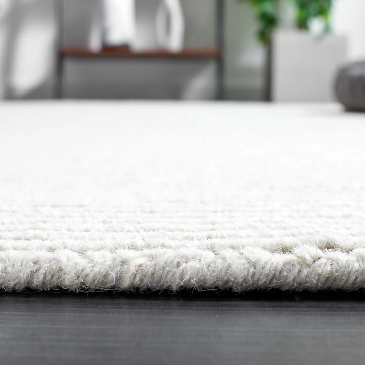 Safavieh Himalaya 4'-0" x 6'-0" Rug in Light Grey
