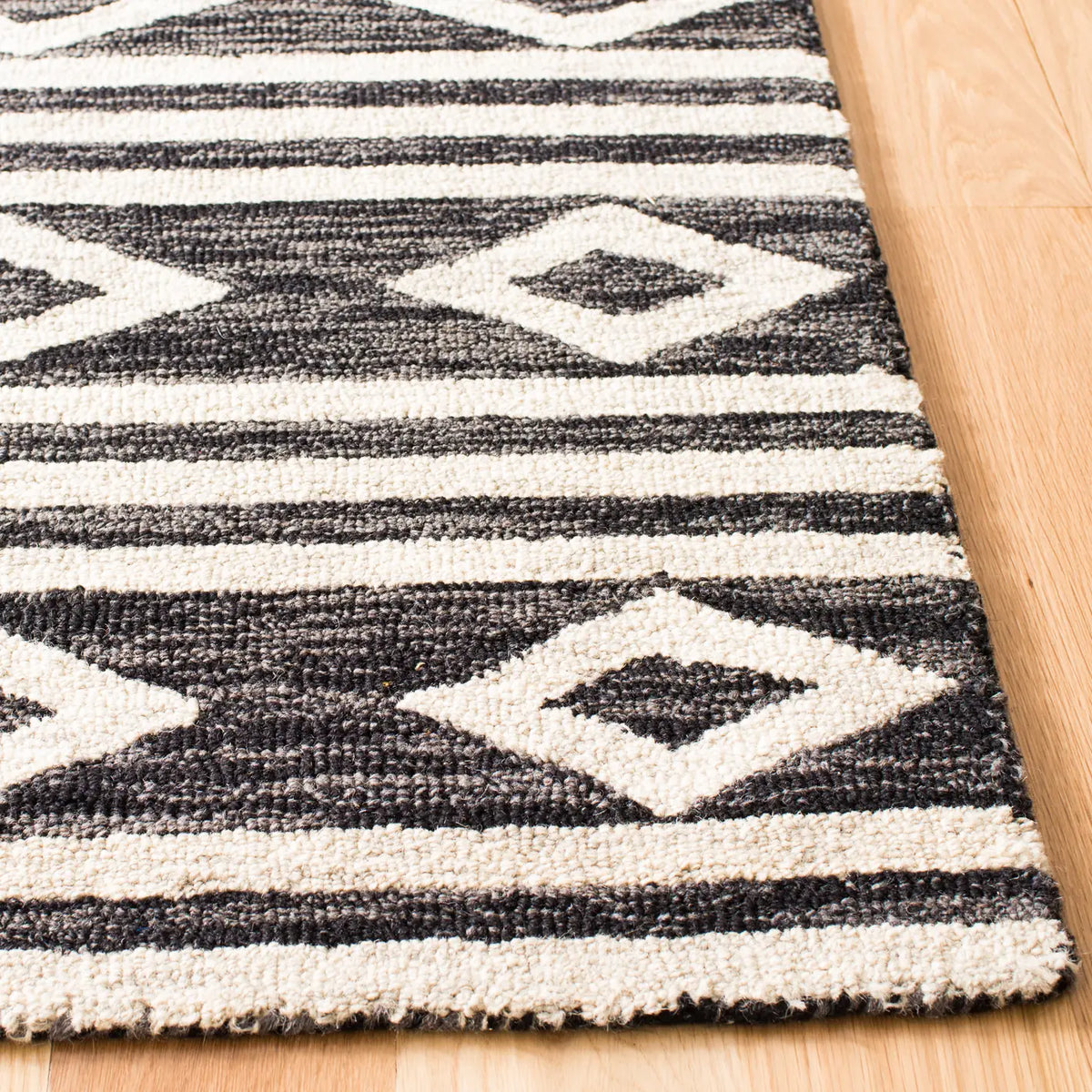 Safavieh Micro-Loop 5'-0" x 8'-0" Rug in Charcoal / Ivory