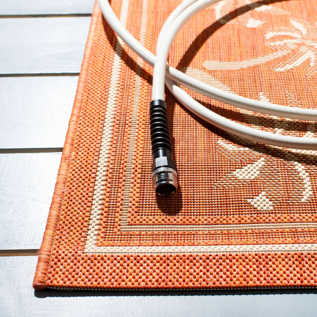 Safavieh Courtyard 4'-0" x 5'-7" Rug in Rust / Sand