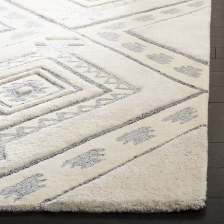 Safavieh Casablanca 5'-0" x 8'-0" Rug in Ivory / Grey