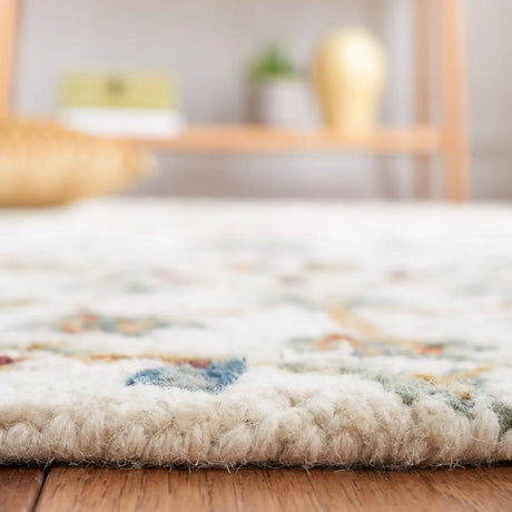 Safavieh Heritage 4'-0" x 6'-0" Rug in Ivory / Grey
