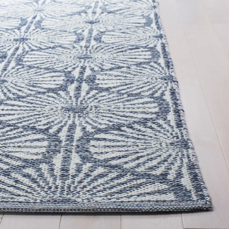 Safavieh Montauk 5'-0" x 8'-0" Rug in Navy / Ivory