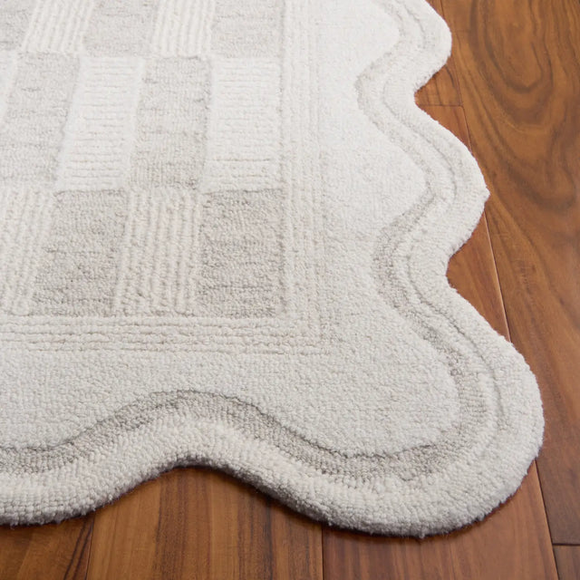 Safavieh Ebony 5'-0" x 8'-0" Rug in Beige / Ivory