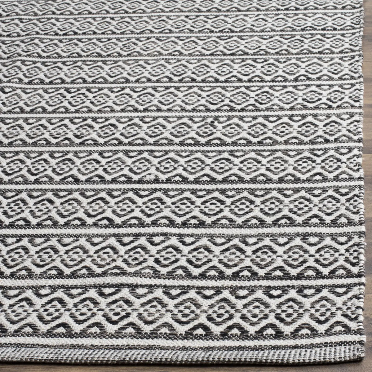 Safavieh Montauk 6'-0" x 9'-0" Rug in Ivory / Black