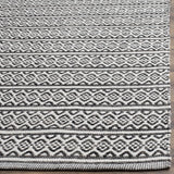 Safavieh Montauk 6'-0" x 9'-0" Rug in Ivory / Black