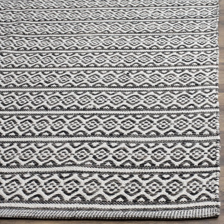 Safavieh Montauk 6'-0" x 9'-0" Rug in Ivory / Black