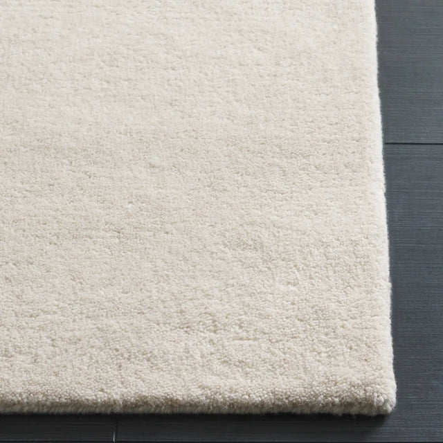 Safavieh Fifth Avenue 4'-0" x 6'-0" Rug in Ivory / Grey