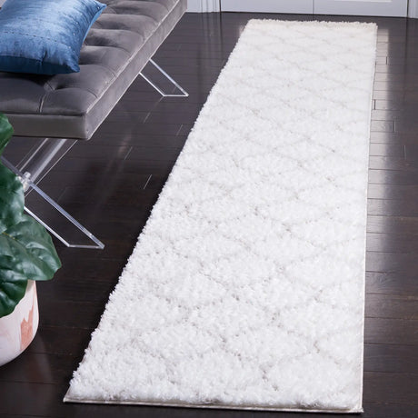 Safavieh Tahoe Shag 2'-0" x 9'-0" Rug in White / Silver