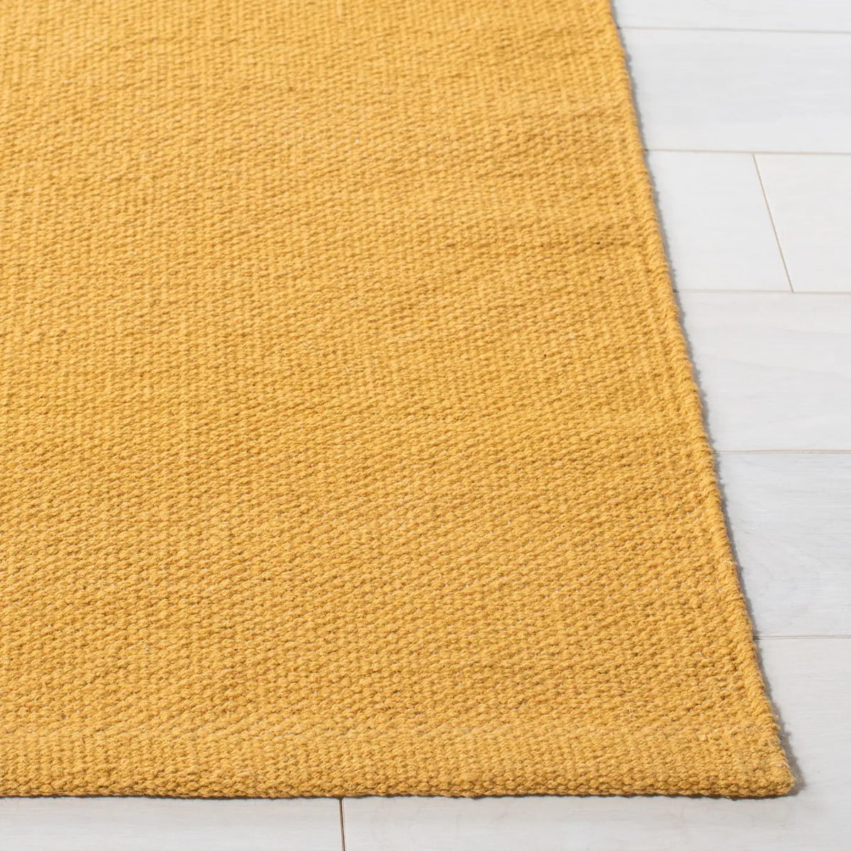 Safavieh Montauk 4'-0" x 6'-0" Rug in Gold / Ivory