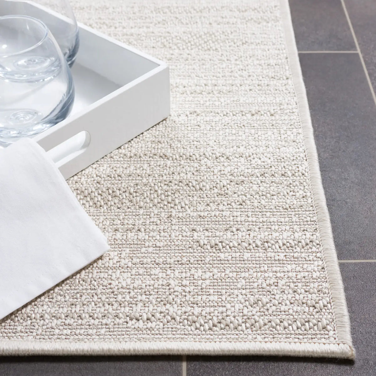 Safavieh Lakeside 200 4'-0" x 5'-7" Rug in Beige