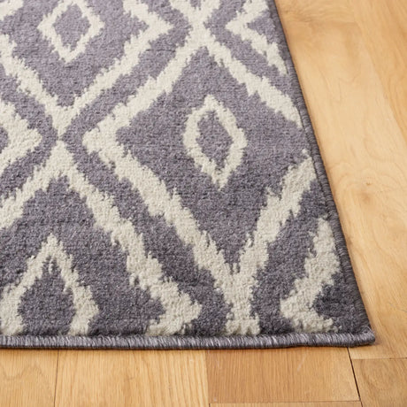 Safavieh Pyramid 4'-5" x 6'-5" Rug in Charcoal / Light Grey