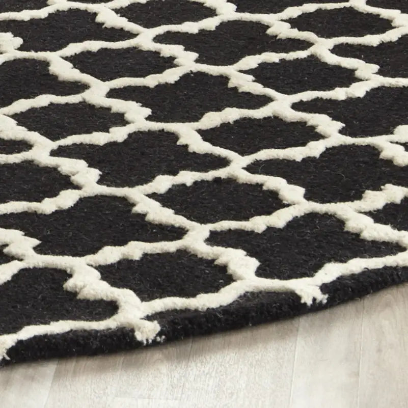 Safavieh Cambridge 6'-0" x 6'-0" Rug in Black / Ivory