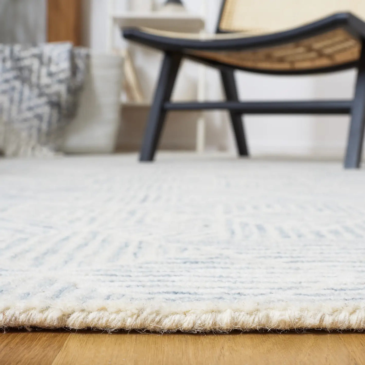 Safavieh Abstract 4'-0" x 6'-0" Rug in Grey / Ivory