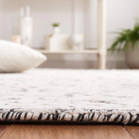 Safavieh Metro 4'-0" x 6'-0" Rug in Black / Ivory