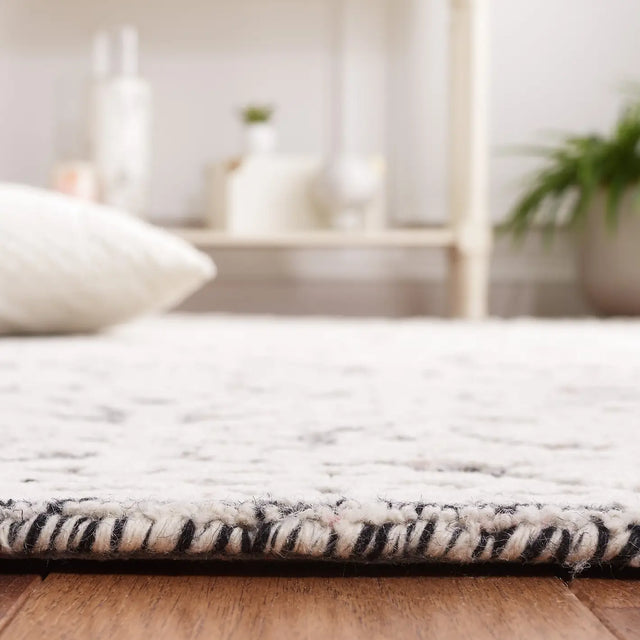 Safavieh Metro 4'-0" x 6'-0" Rug in Black / Ivory