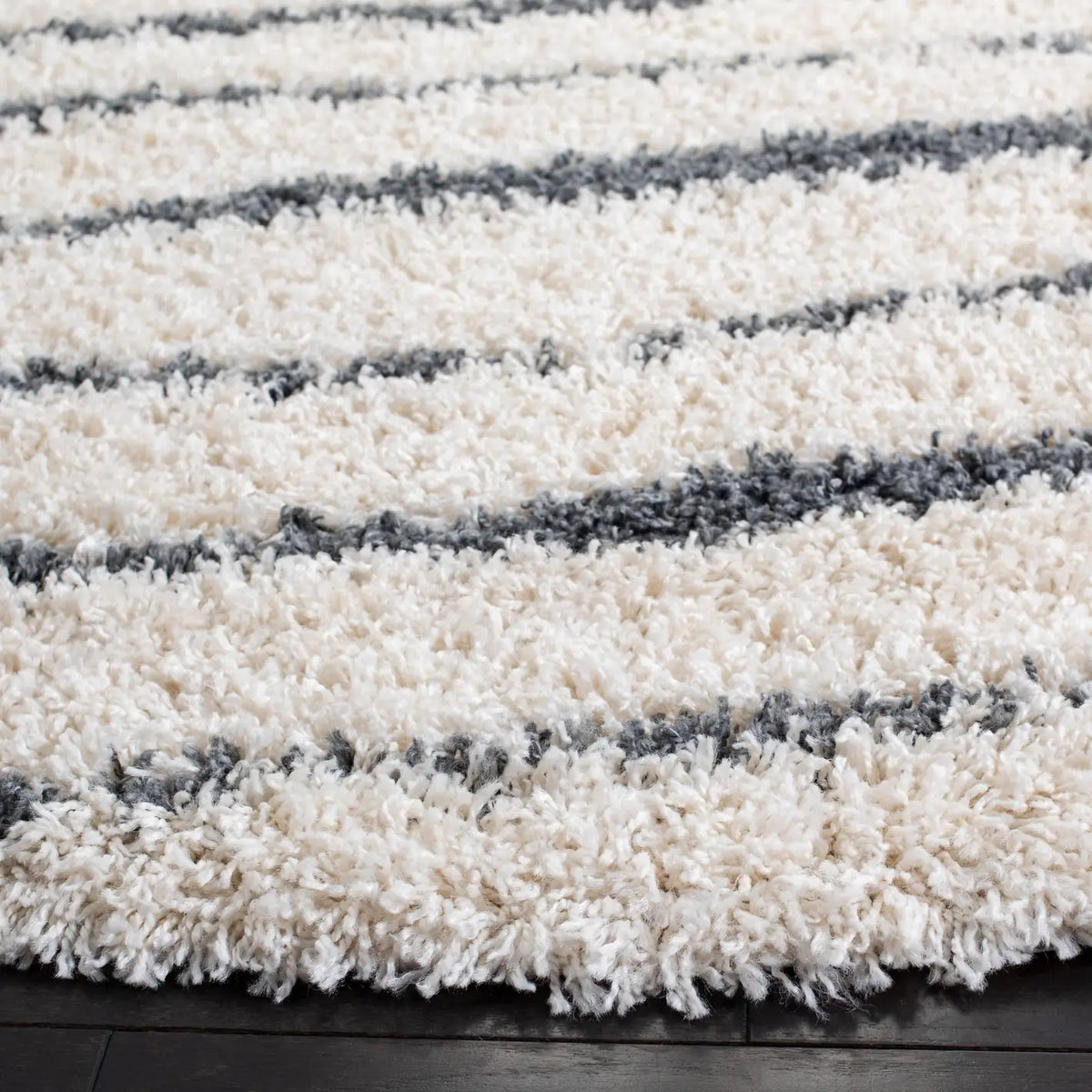 Safavieh Venus Shag 600 5'-3" x 5'-3" Rug in Ivory / Dark Grey