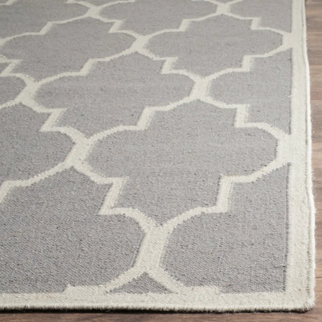 Safavieh Dhurries 6'-0" x 9'-0" Rug in Grey / Ivory