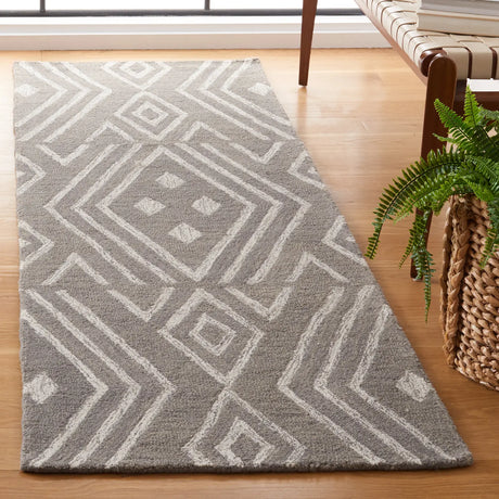 Safavieh Micro-Loop 2'-3" x 7'-0" Rug in Grey / Ivory