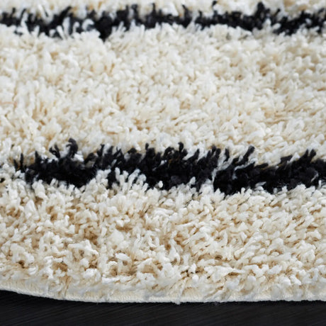 Safavieh Venus Shag 600 6'-7" x 6'-7" Rug in Ivory / Black
