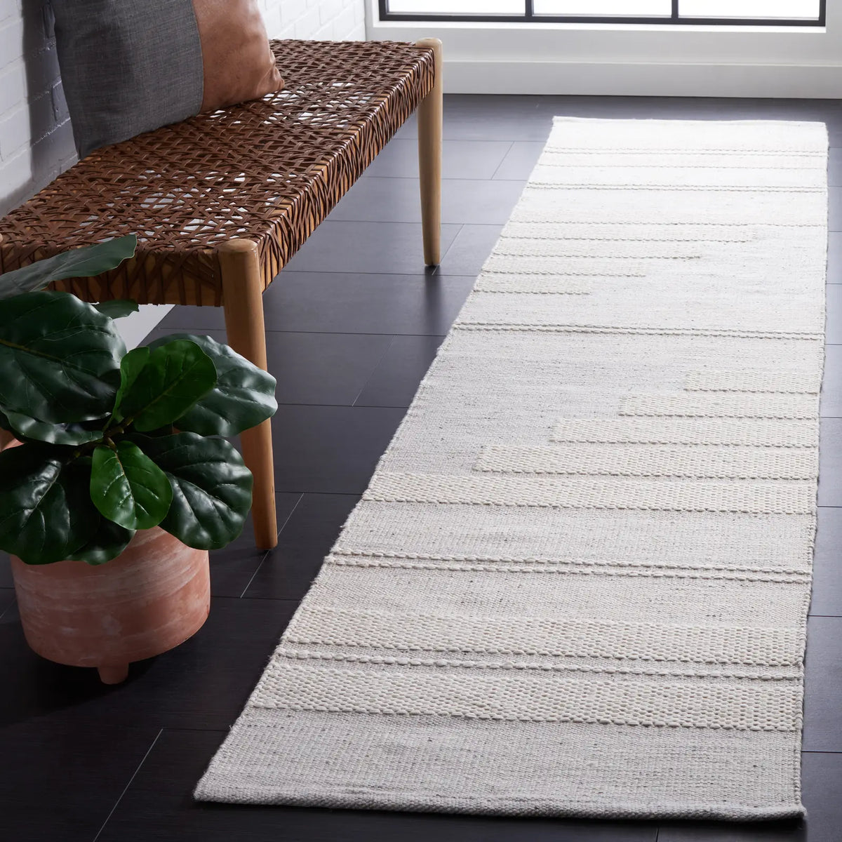 Safavieh Kilim 2'-3" x 9'-0" Rug in Ivory / Light Grey