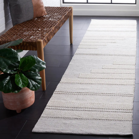 Safavieh Kilim 2'-3" x 9'-0" Rug in Ivory / Light Grey