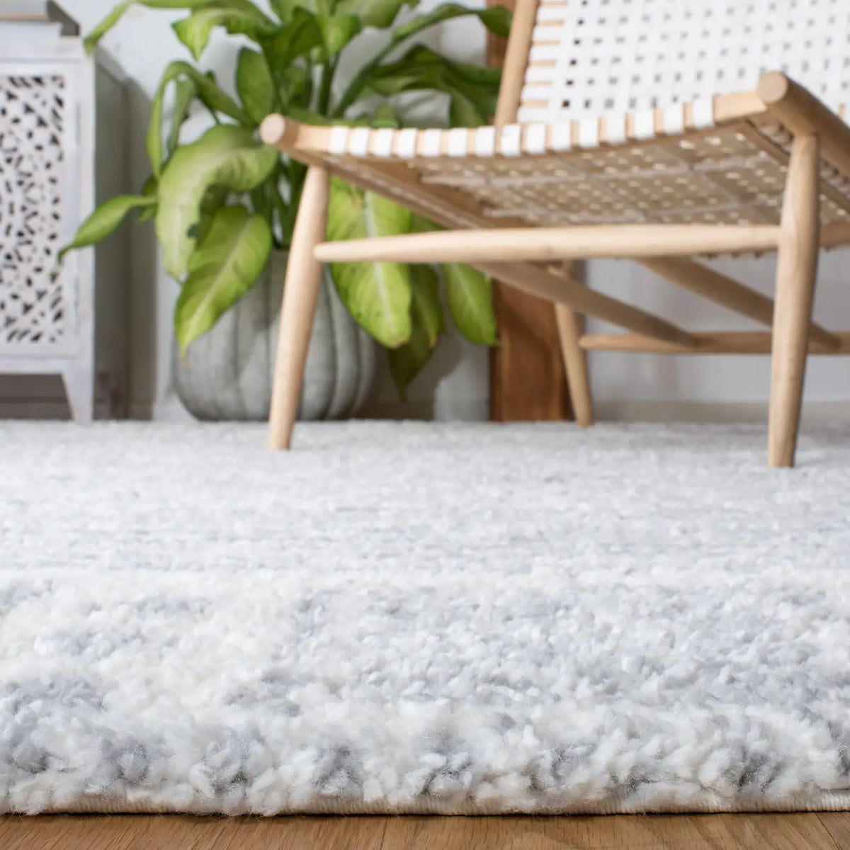 Safavieh Parma Shag 4'-0" x 6'-0" Rug in Grey / Ivory