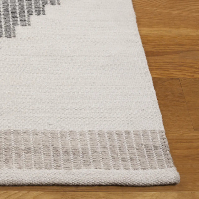 Safavieh Kilim 4'-0" x 6'-0" Rug in Light Grey / Ivory