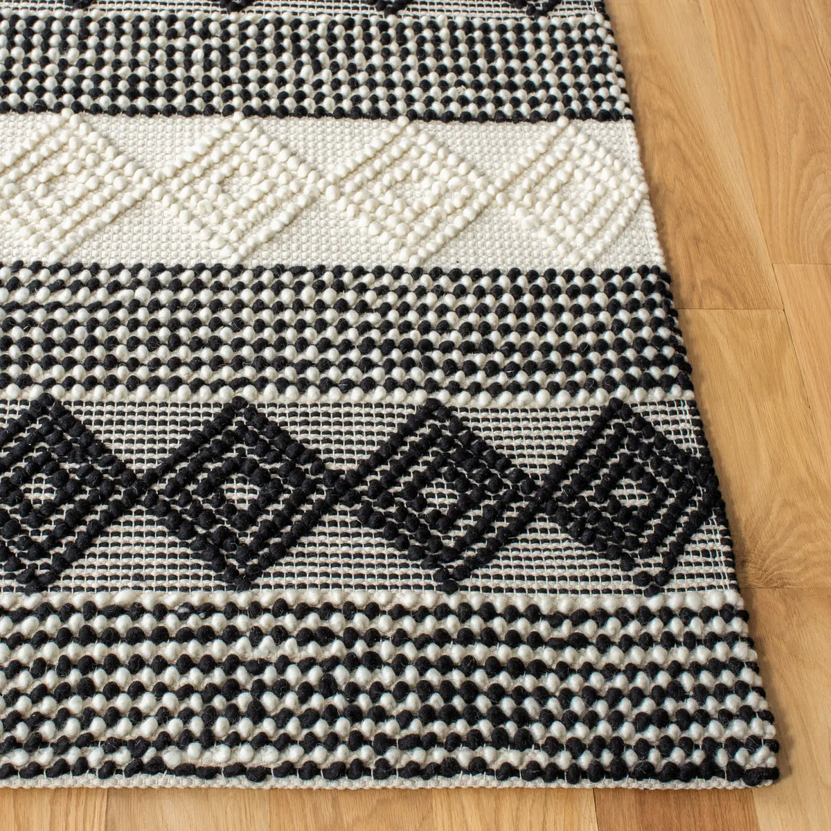 Safavieh Natura 4'-0" x 6'-0" Rug in Black / Ivory