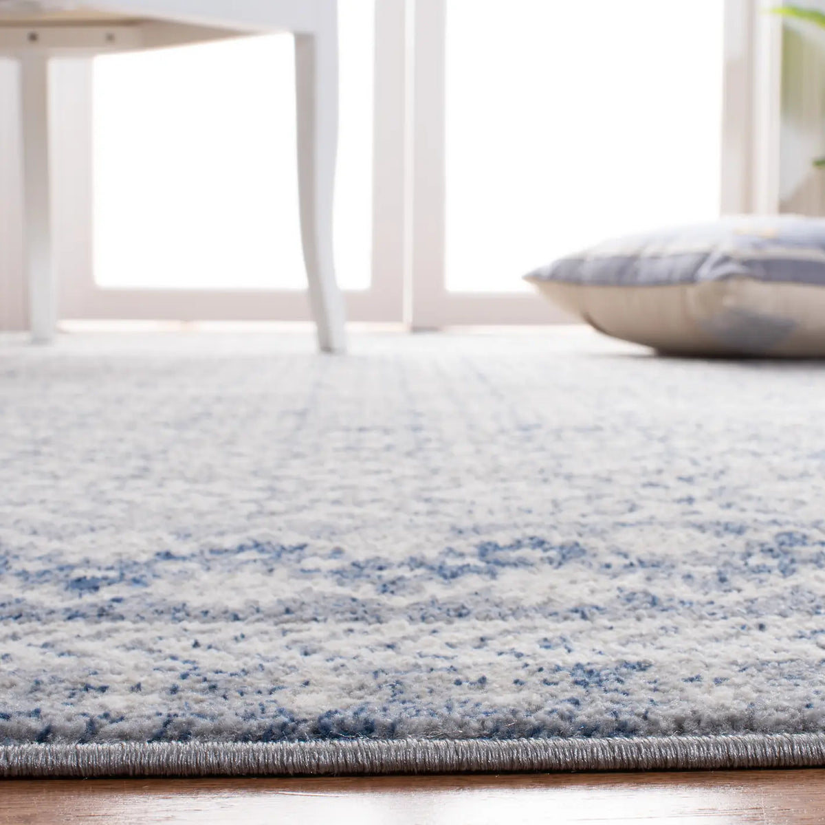 Safavieh Brentwood 4'-0" x 6'-0" Rug in Ivory / Light Grey
