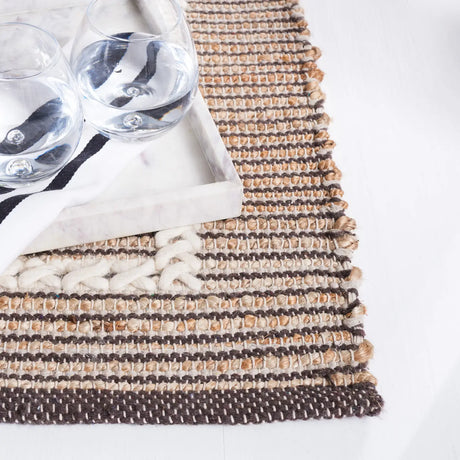 Safavieh Natural Fiber 4'-0" x 6'-0" Rug in Natural / Ivory
