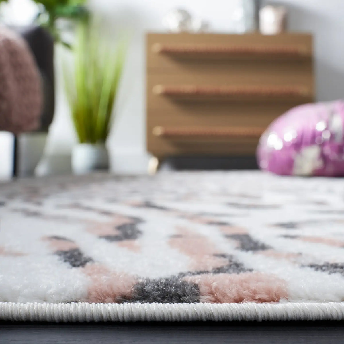 Safavieh Amsterdam 4'-0" x 6'-0" Rug in Ivory / Blush