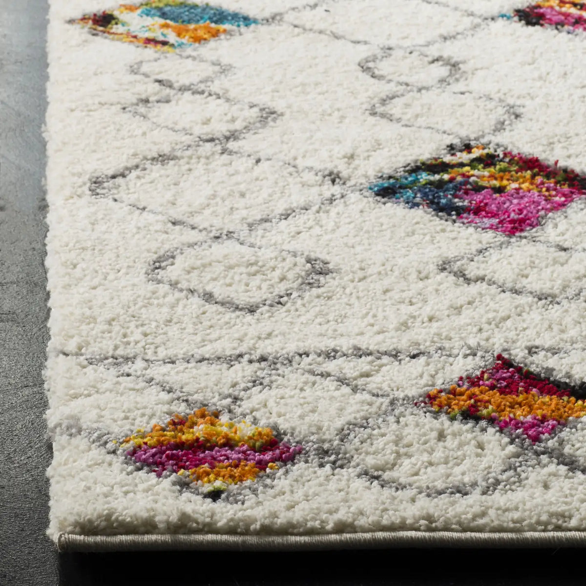 Safavieh Fiesta Shag 6'-7" x 9'-2" Rug in Cream / Multi