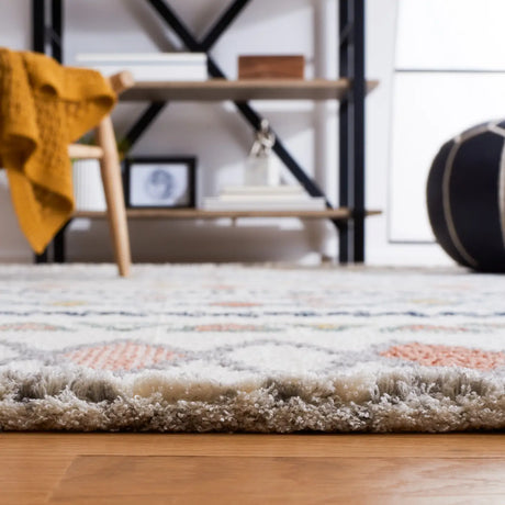 Safavieh Marrakesh 4'-0" x 6'-0" Rug in Ivory / Multi
