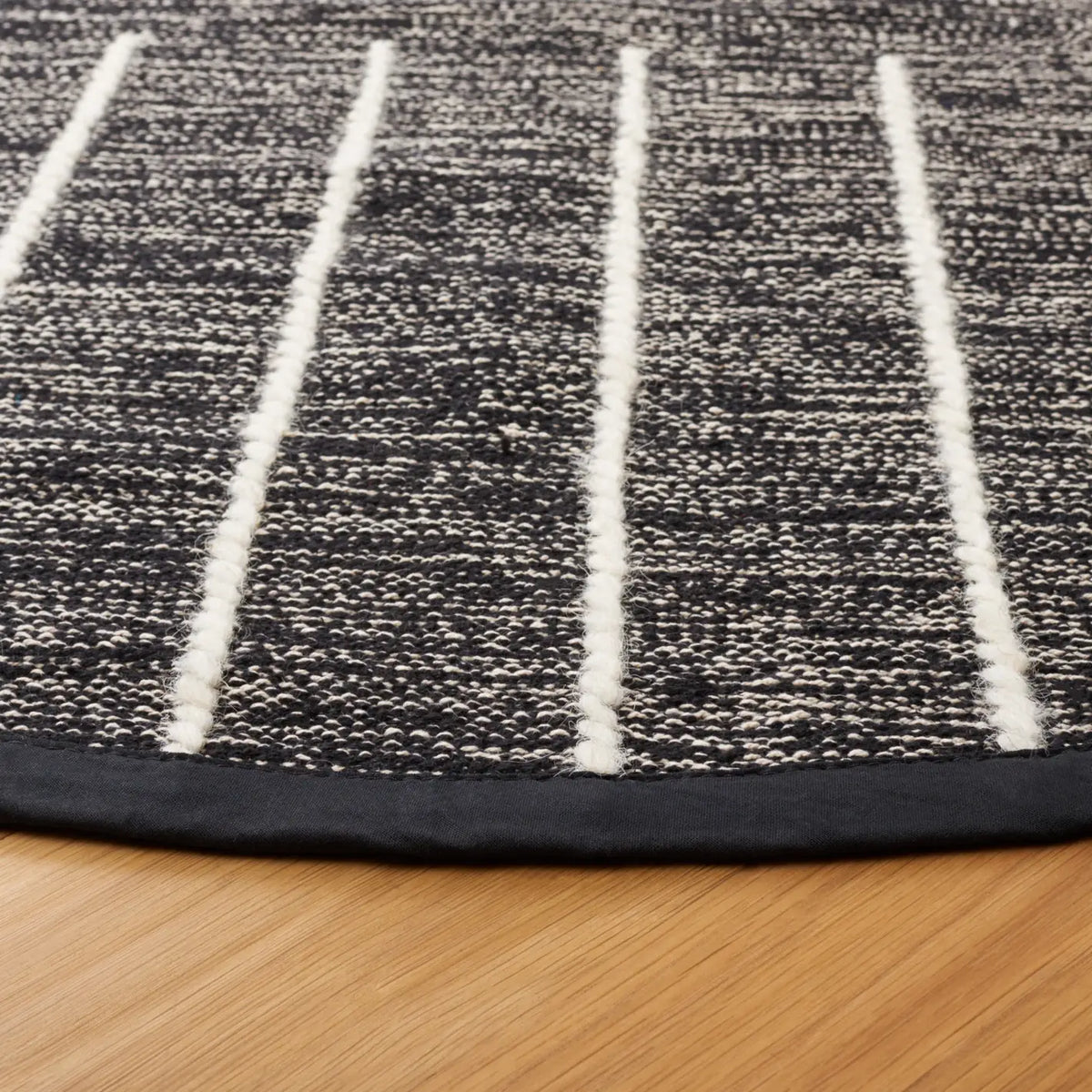 Safavieh Kilim 6'-0" x 6'-0" Rug in Black / Ivory