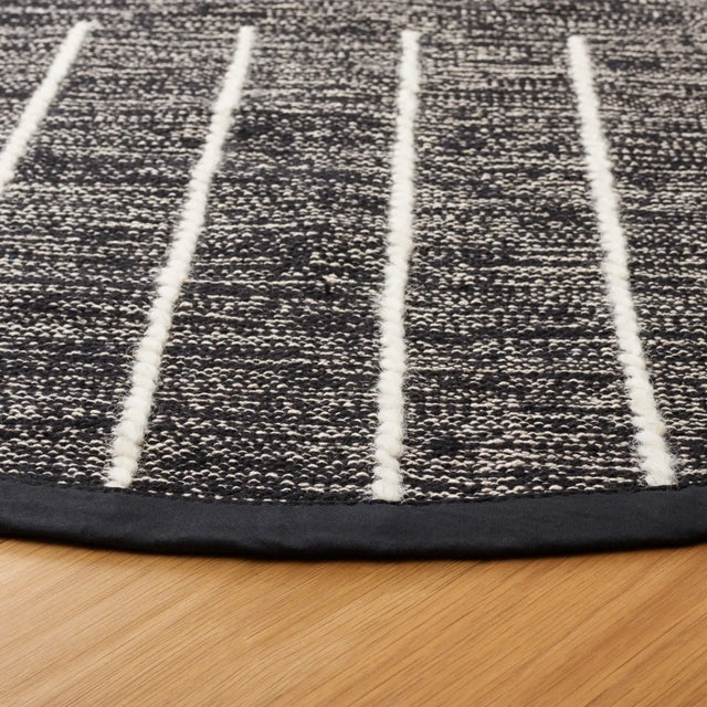 Safavieh Kilim 6'-0" x 6'-0" Rug in Black / Ivory