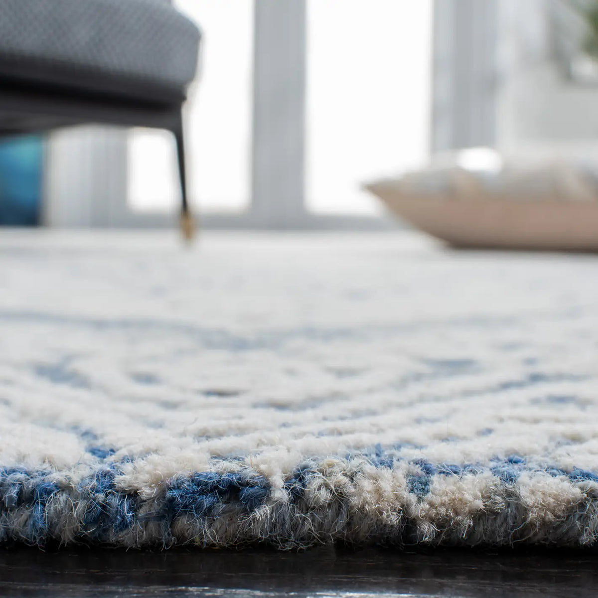 Safavieh Metro 4'-0" x 6'-0" Rug in Blue / Ivory