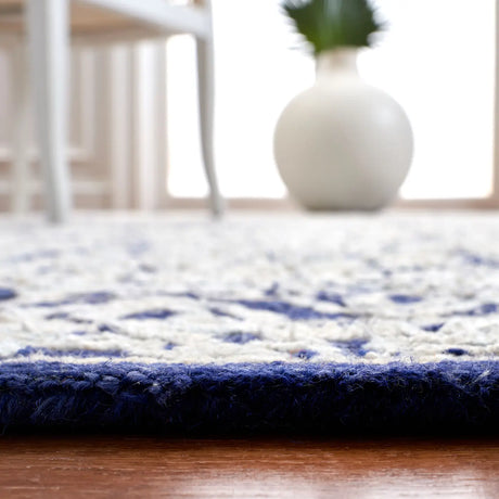 Safavieh Aspen 4'-0" x 6'-0" Rug in Navy / Ivory