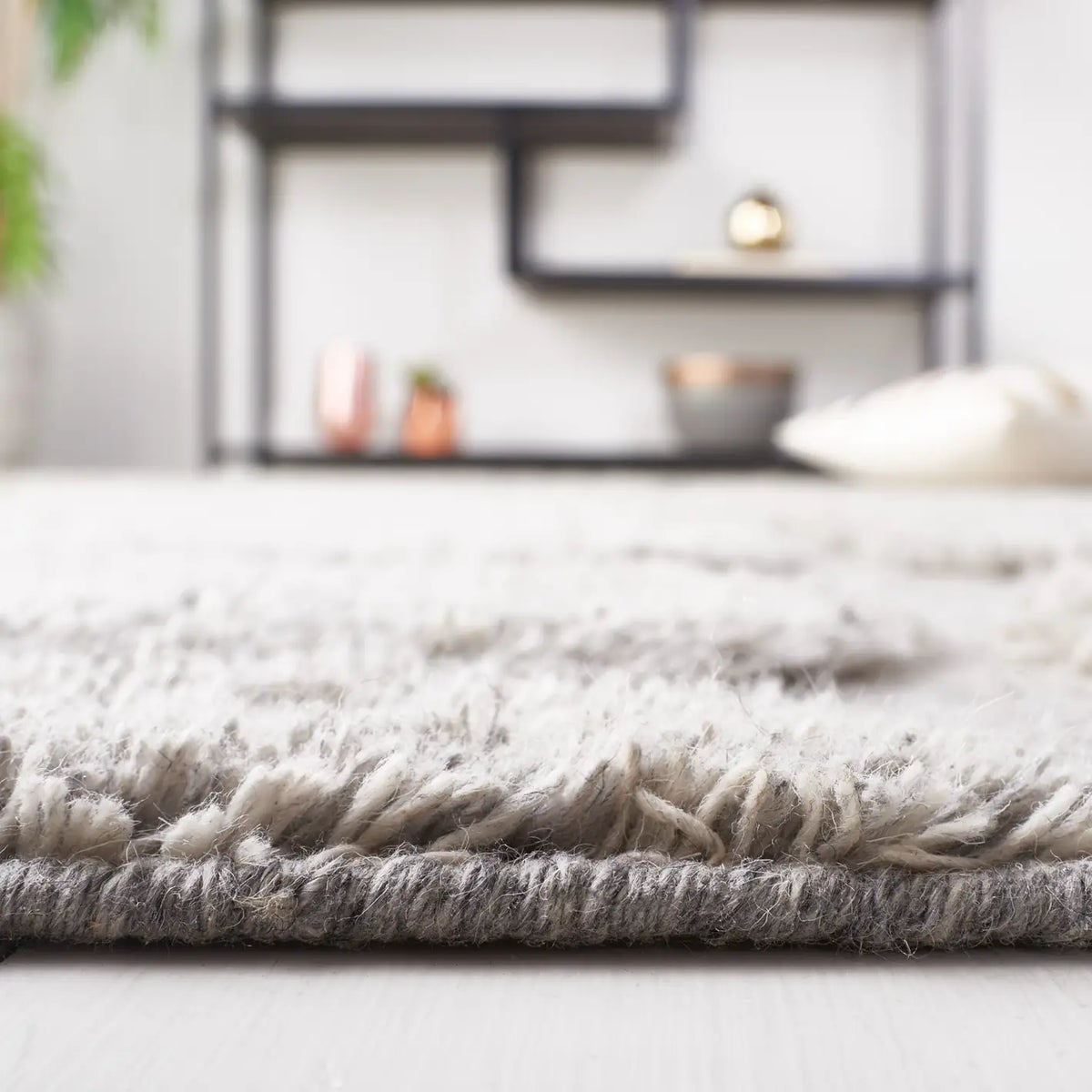 Safavieh Manhattan 4'-0" x 6'-0" Rug in Grey