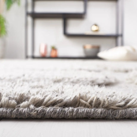 Safavieh Manhattan 4'-0" x 6'-0" Rug in Grey