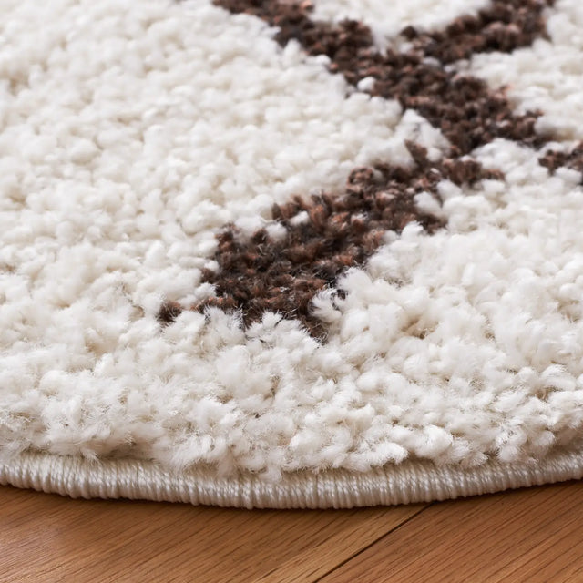 Safavieh Berber Shag 5'-1" x 5'-1" Rug in Creme / Brown