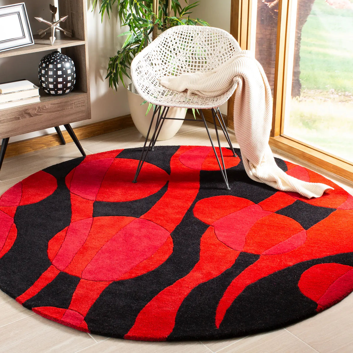 Safavieh Soho 6'-0" x 6'-0" Rug in Black / Red
