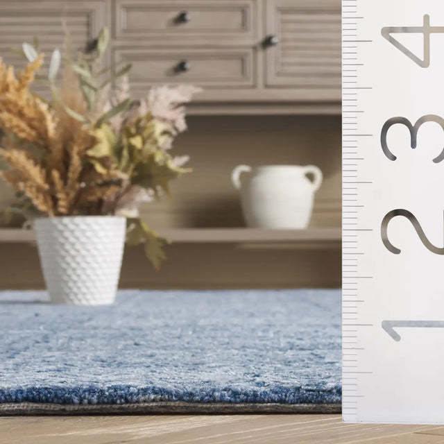 Safavieh Soho 4'-0" x 6'-0" Rug in Dark Blue / Ivory