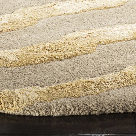 Safavieh Soho 6'-0" x 6'-0" Rug in Beige / Gold