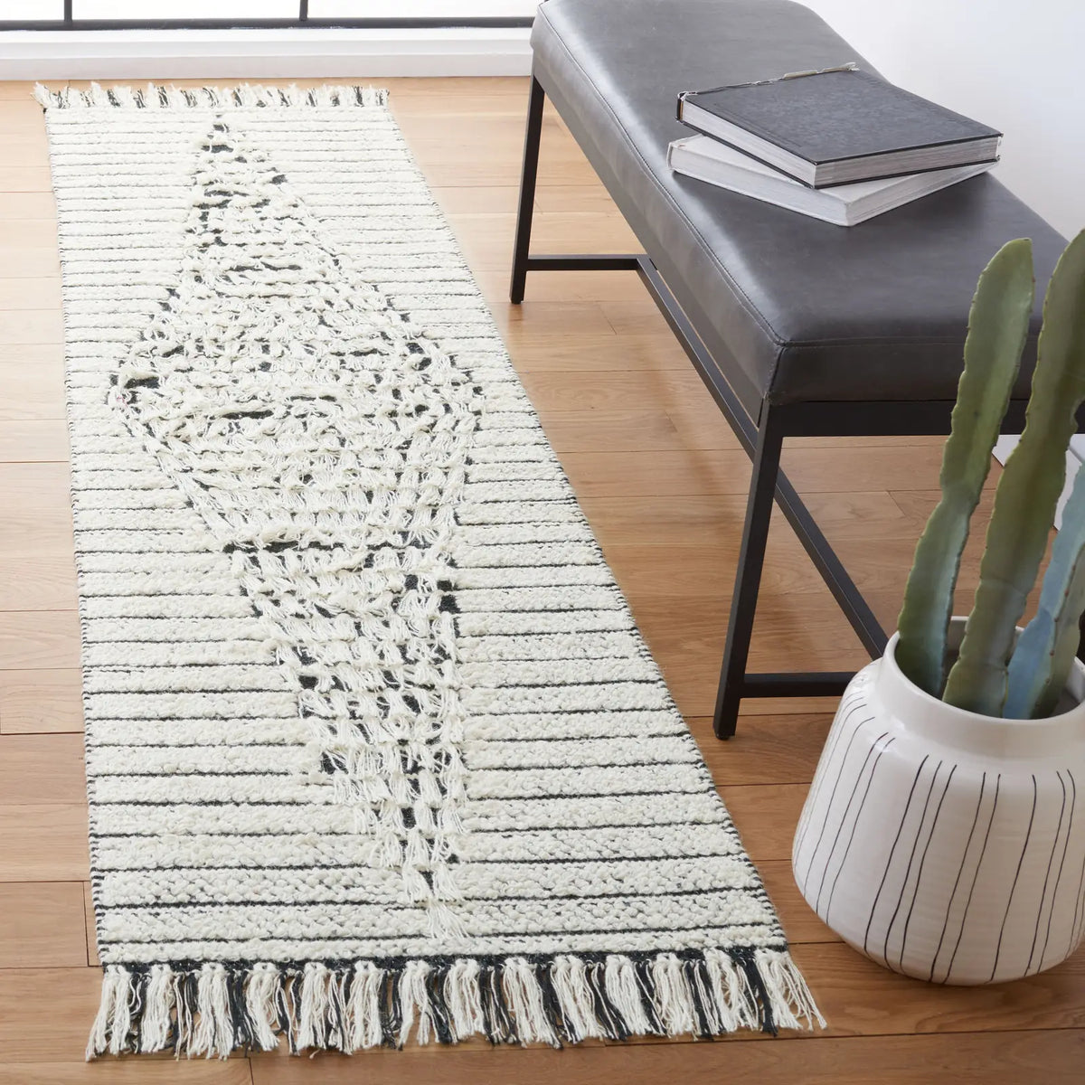 Safavieh Vermont 2'-3" x 8'-0" Rug in Ivory / Black