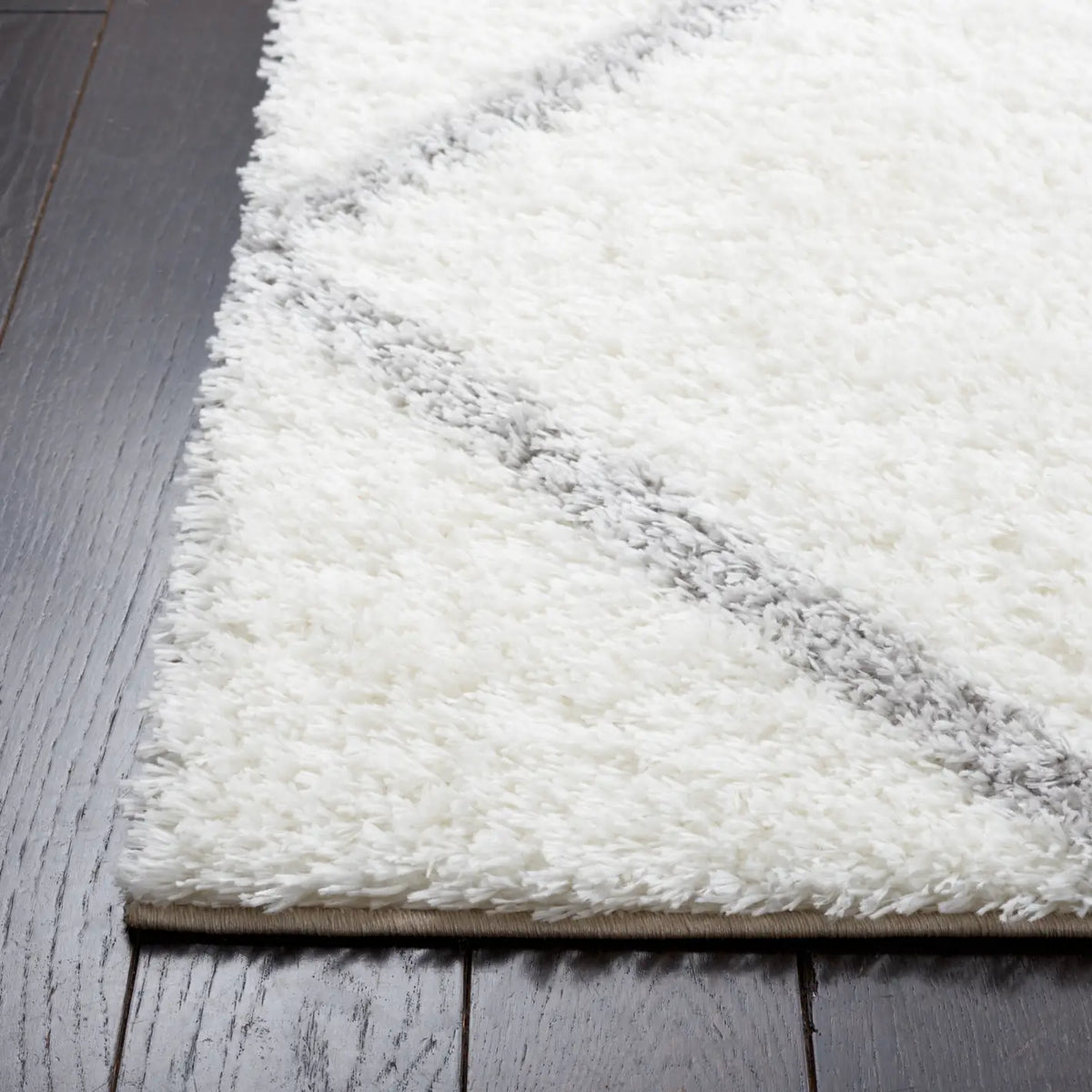 Safavieh Tahoe Shag 4'-0" x 6'-0" Rug in White / Grey