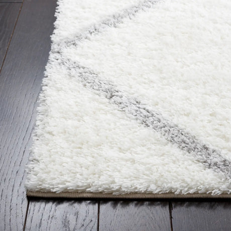 Safavieh Tahoe Shag 4'-0" x 6'-0" Rug in White / Grey