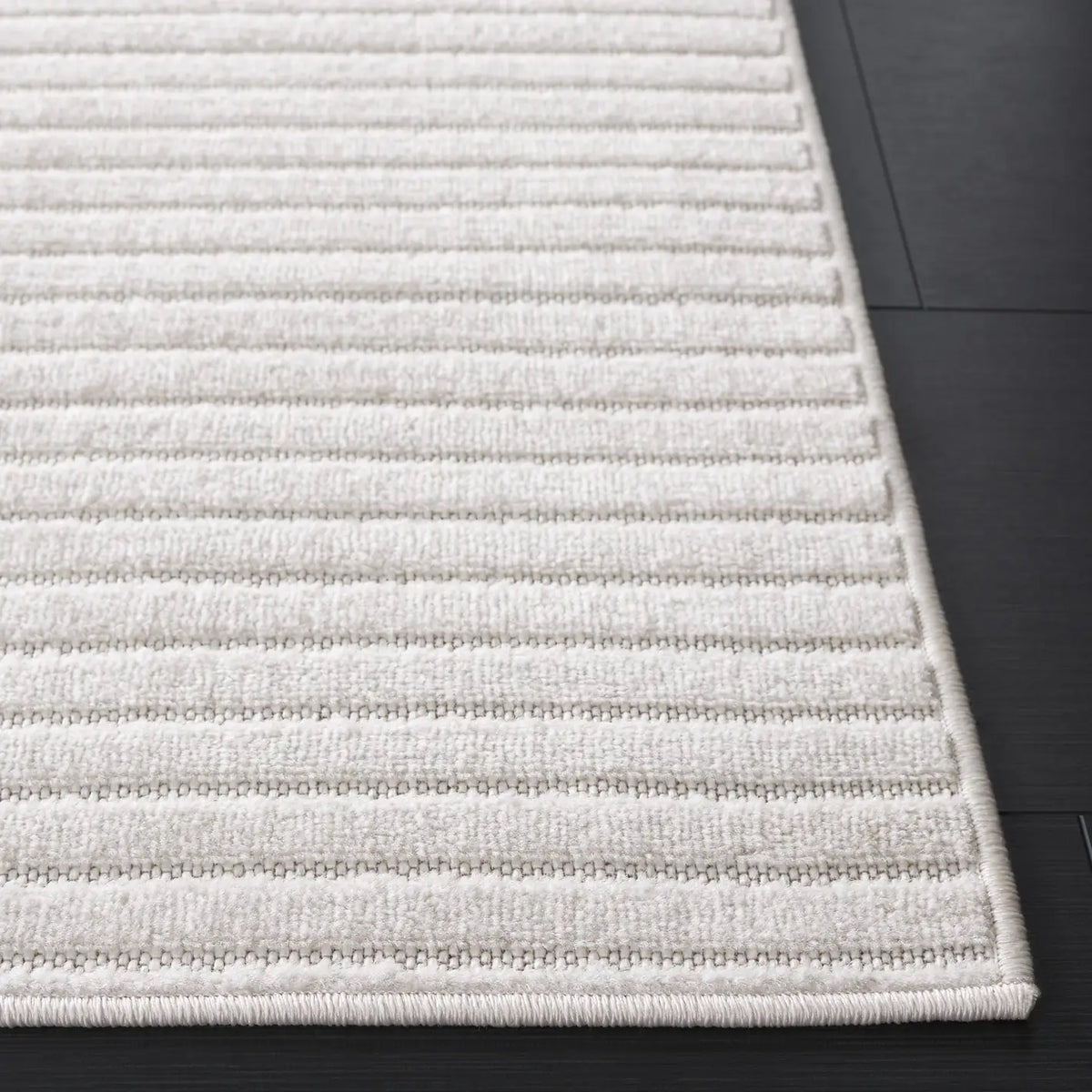 Safavieh Stella 4'-0" x 6'-0" Rug in Ivory